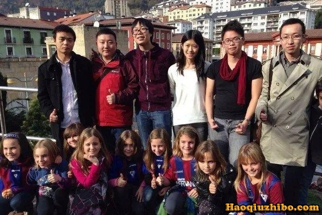 中国球迷股东们受到当地人热烈欢迎